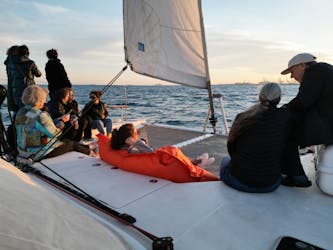 1,5 uur exclusieve catamarancruise in Barcelona bij zonsondergang